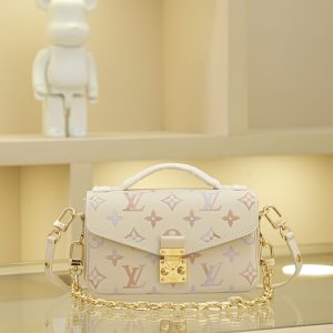 Full-Leather Chain Bag with Free Shipping Season's New Arrival: POCHETTE MÉTIS EAST WEST Handbag Crafted from grained cowhide leather, this Pochette Métis East West handbag features a digital print process that renders the classic Monogram pattern in gradient watercolor tones, subtly evoking the dreamlike theme of the Dream collection.Metal hardware and S-lock clasp gleam with a lustrous finish. An exterior zippered pocket and multiple interior compartments accommodate essentials for day and night. 13.5 x 6 x 21.5 cm.